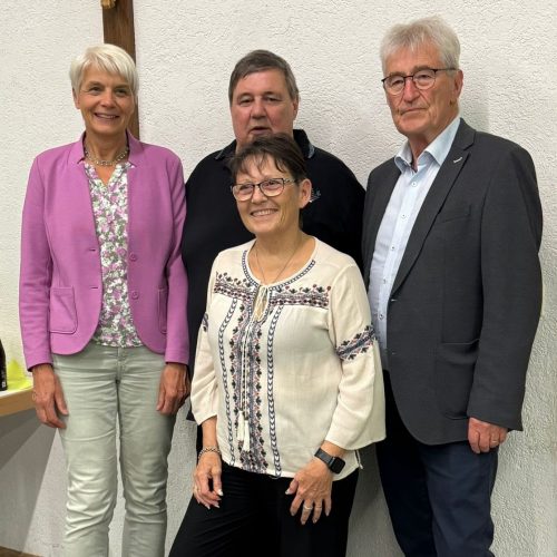 Die beiden Co-Vorsitzenden Regina Scheer und Richard Blatter rahmen  Hans-Gerd und Sonia ein.